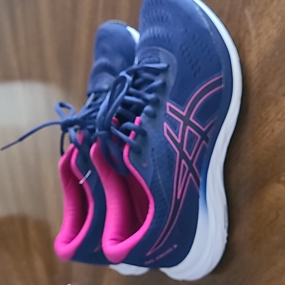 ASICS shoes - Picture 2 of 5